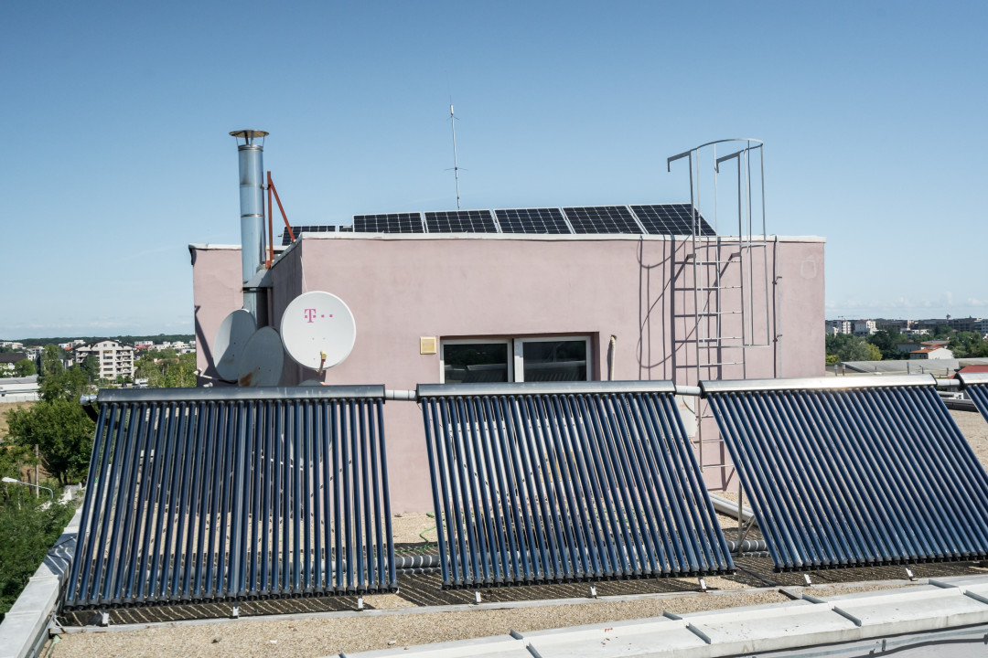 Bloc ingrijit, sistem fotovoltaic si panouri solare. Comision 0