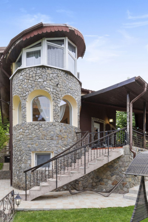 Refugiu de Vis în Cornu – Priveliște Panoramică și Apusuri Memorabile
