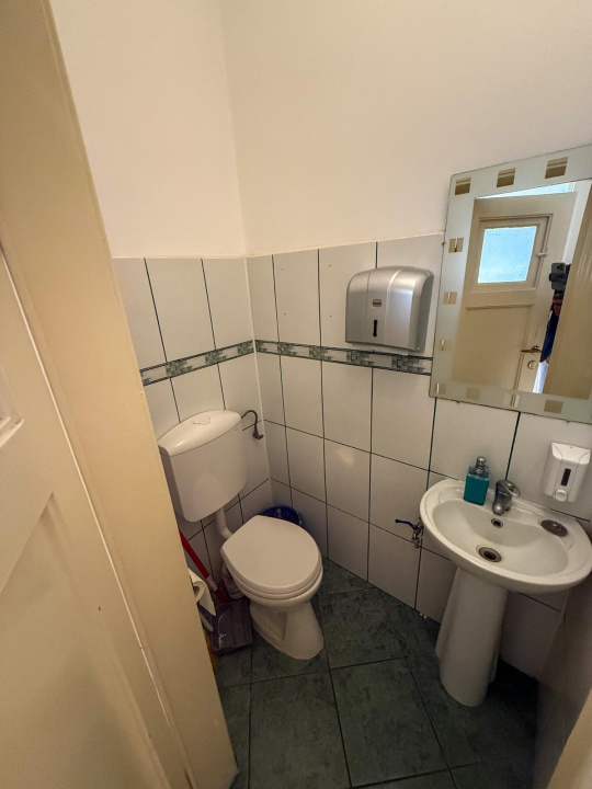 Casa de inchiriat pe strada linistita - Piata 1 Mai