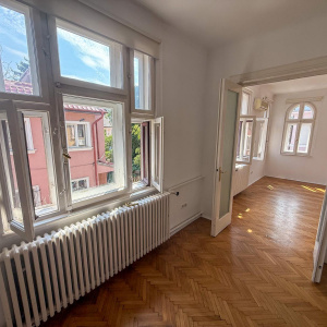 Casa de inchiriat pe strada linistita - Piata 1 Mai